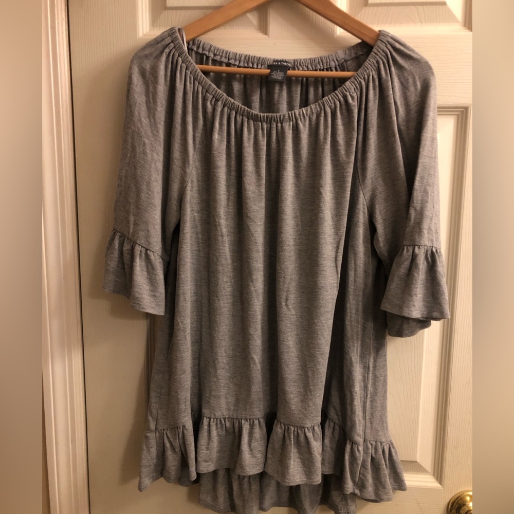 Chelsea & Theodore. Pretty ruffle top. SZ large.  Grey